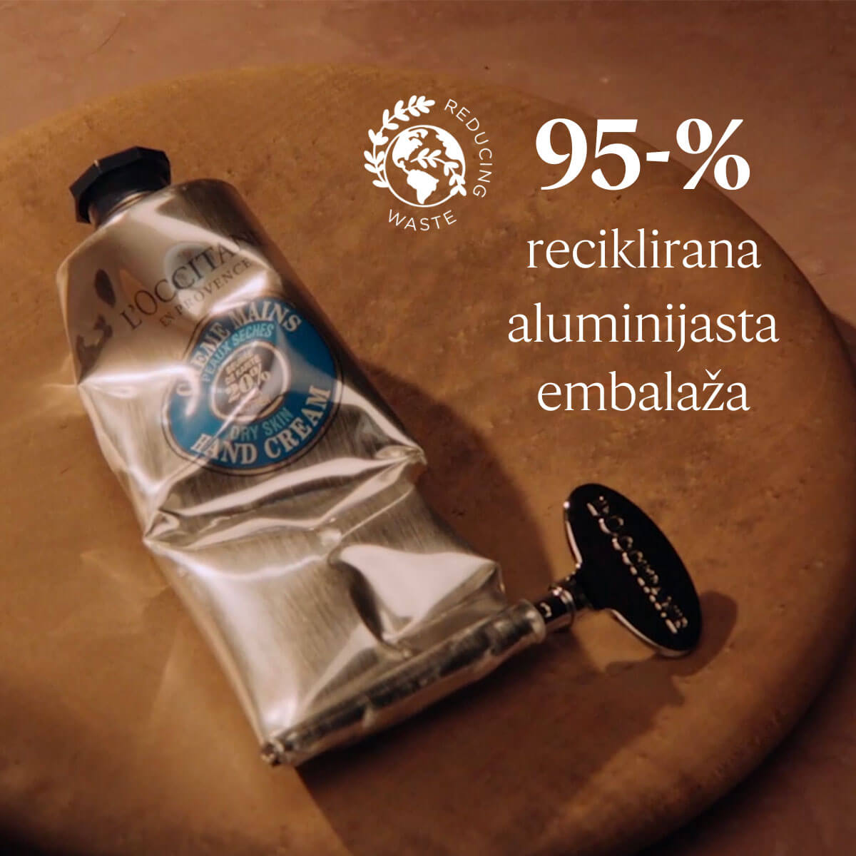 Tuba L'Occitanove kreme za roke za suho kožo s karitejevim maslom je izdelana iz 95-% reciklirane aluminijaste embalaže.
