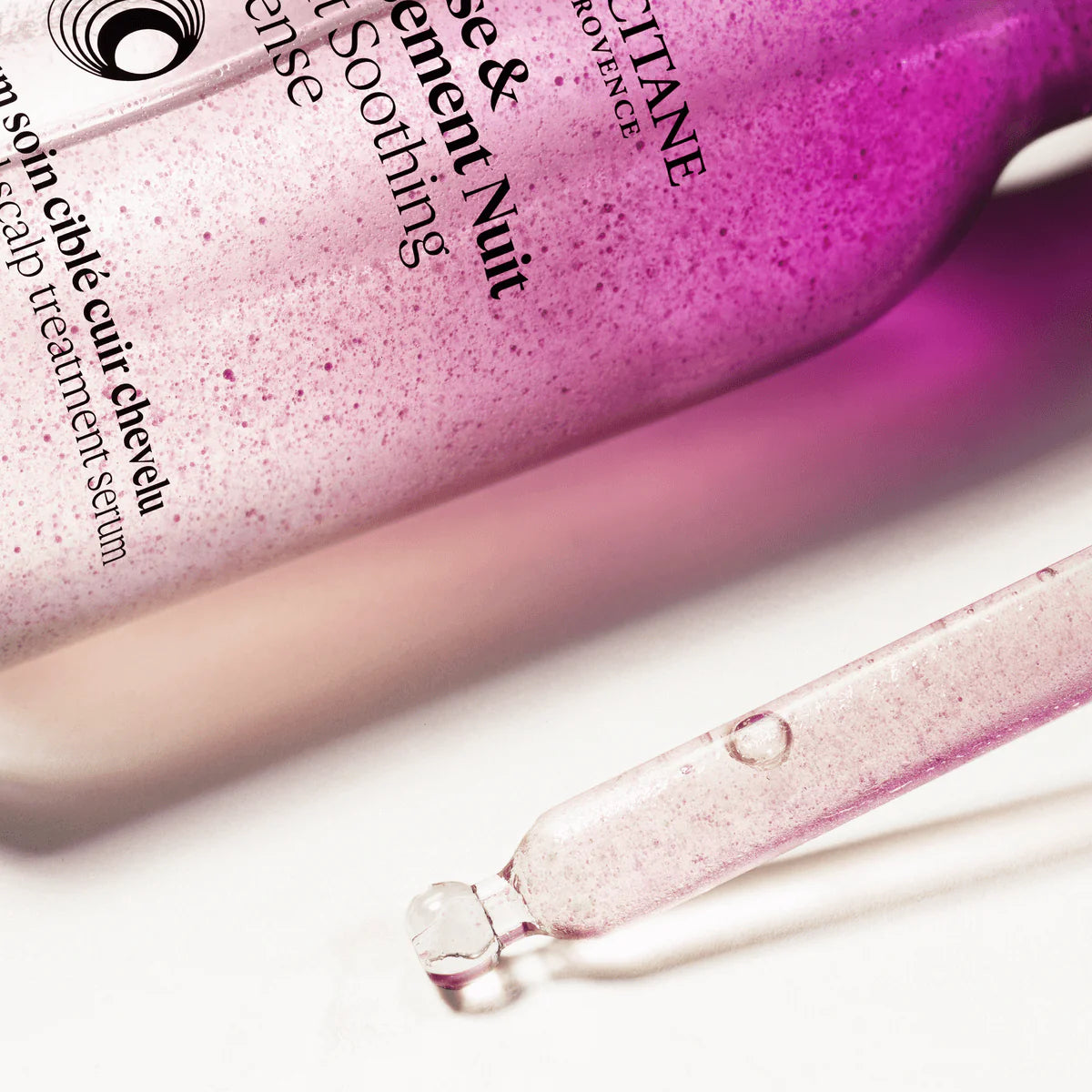 Nočni serum za pomirjanje in zaščito lasišča L'Occitane s kapalko od blizu