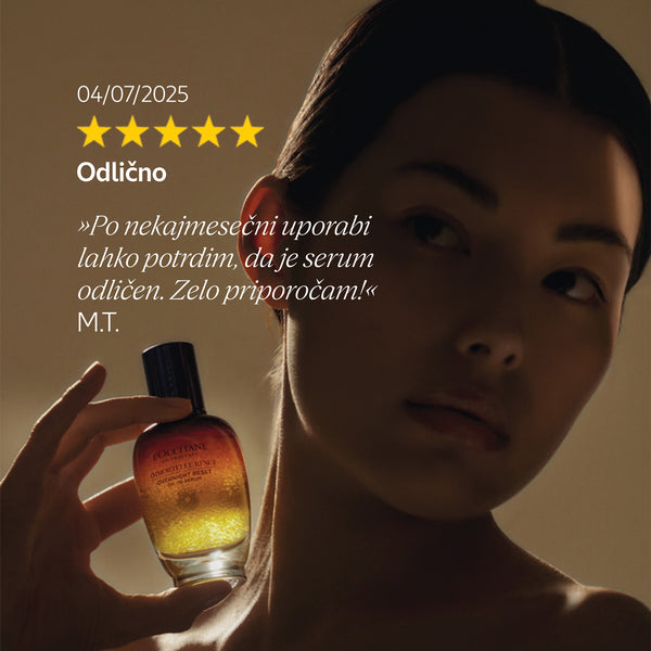 L'Occitane Booster za nočno nego obraza Immortelle Reset - premium velikost , ki ga v roki drži ženska v sneci