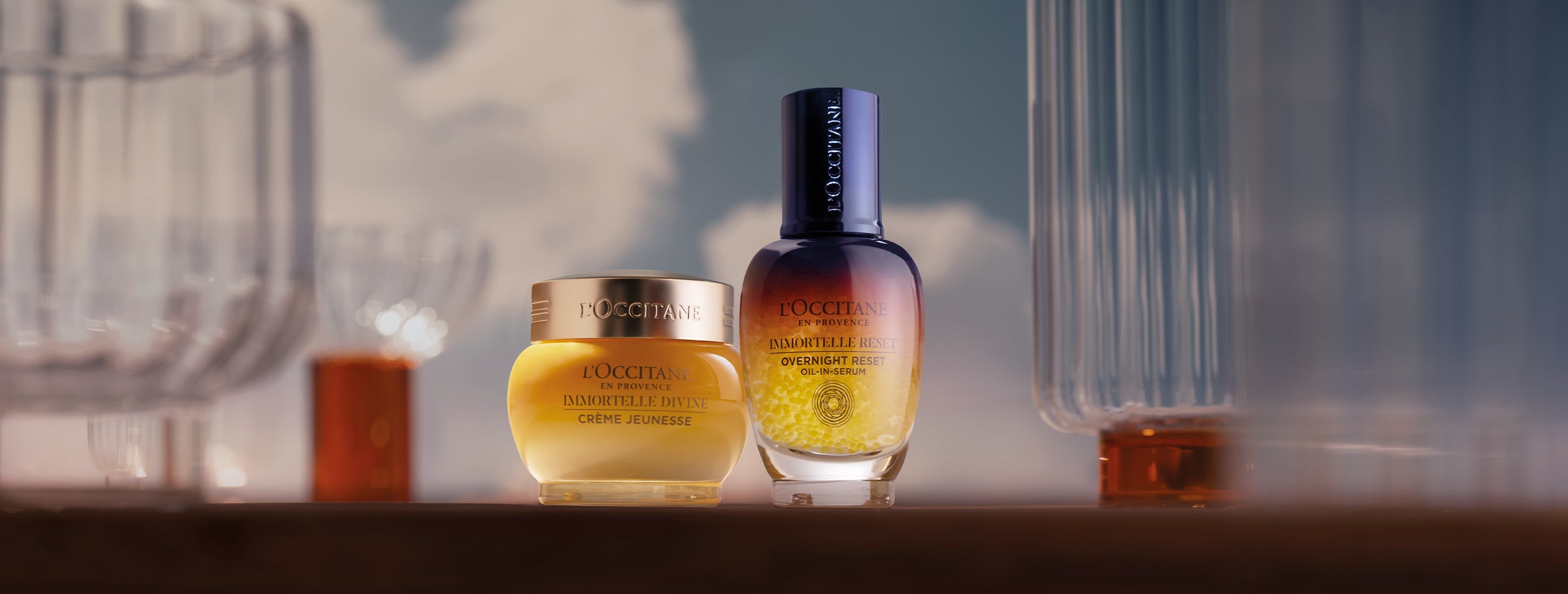 L’Occitanova ikonična izdelka za nego obraza: Božanska krema za obraz in Nočni serum Reset Immortelle 