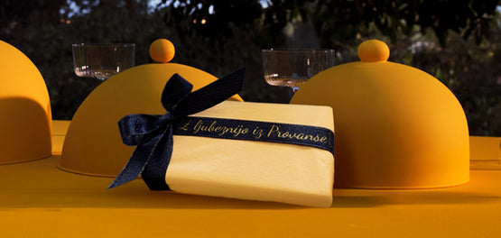 Darilni komplet iz L’Occitana, okrog njega ovit darilni trak s posvetilom 