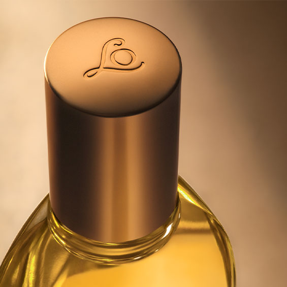 Detajl Olja za pomlajeno kožo telesa Immortelle in Karite – zlat pokrovček z monogramom L'Occitana 