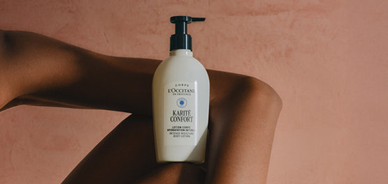 Žensko telo, ki z rokami objema Karite mleko za telo, položeno na njene noge – L’Occitane 