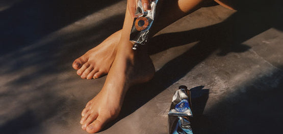 Ženska stopala, negovana z L'Occitanovo kremo za stopala 