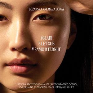 Ženska, ki kaže svetleče gladko lice - L’Occitane
