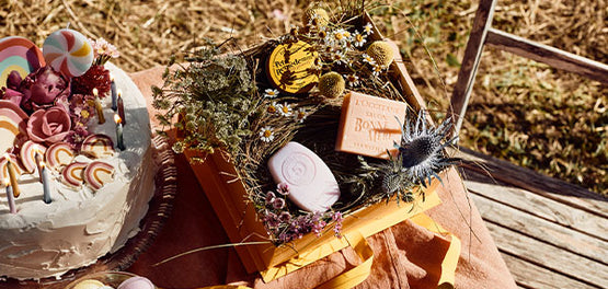 L’OCCITANE darilna škatla, napolnjena s suhim travniškim cvetjem in izdelki L’Occitane – izvirno zavito darilo za rojstni dan 