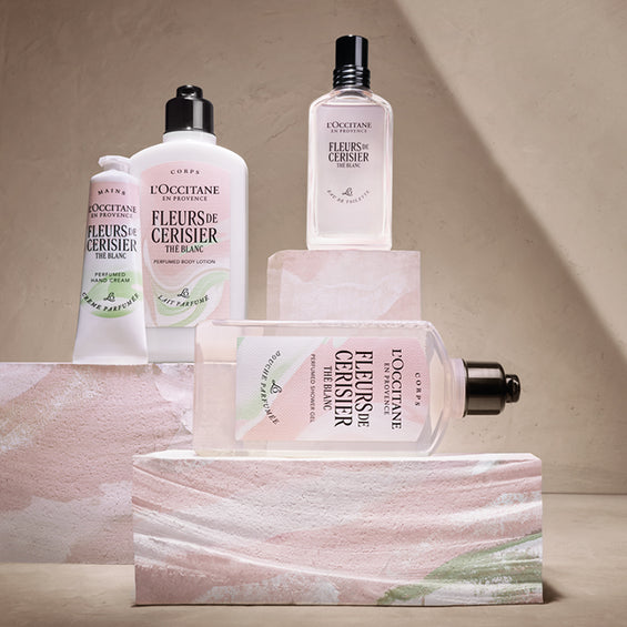 L’Occitane kolekcija Fleurs de Cerisier Thé Blanc v omejeni izdaji, postavljena na marmoriano glino  