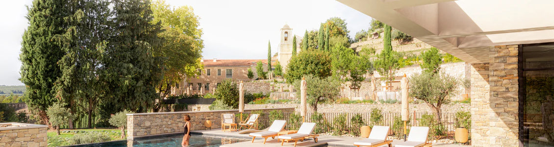 Terasa provansalske hiše z bazenom in ogromno zelenja - L'Occitane 