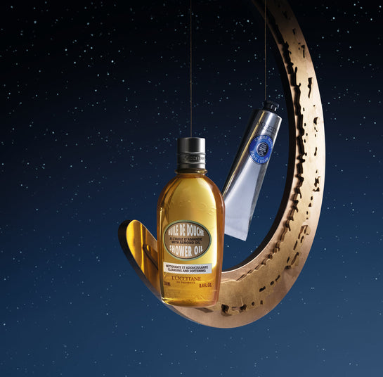 L'Occitane Praznični paket, ki vključuje Mandljevo olje za prhanje in Kremo za roke za suho kožo s karitejevim maslom.