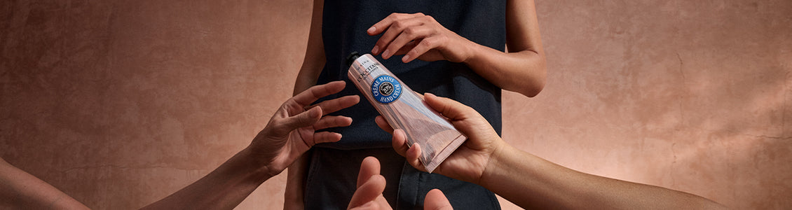 Roke, ki podajajo Kremo za roke Karite za suho kožo – L’Occitane 