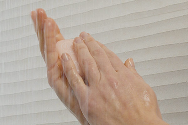 KAKO POTEKA UMIVANJE LAS S TRDIMI ŠAMPONI ZA LASE L’OCCITANE 