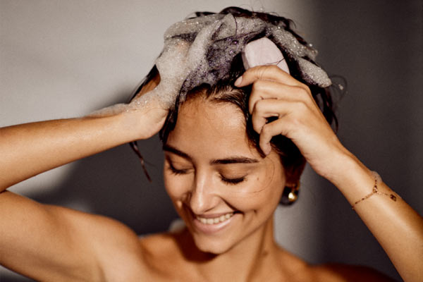 KAKO POTEKA UMIVANJE LAS S TRDIMI ŠAMPONI ZA LASE L’OCCITANE 