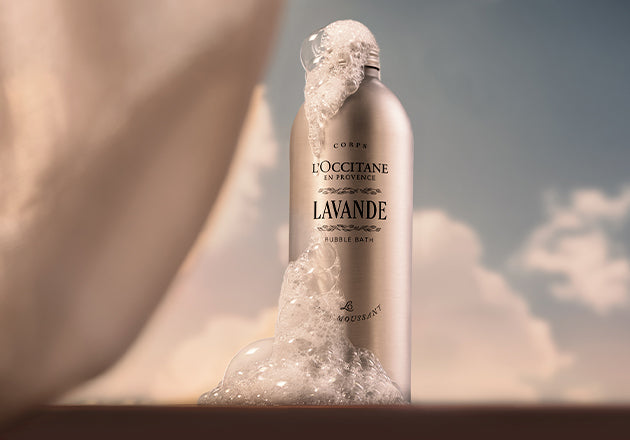 Za rjuho se vidi Peneča kopel Lavande, iz katere silijo mehurčki - L'Occitane