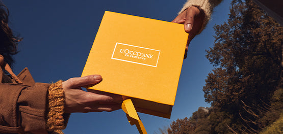 Darilna škatla L'Occitane, ki so jo dva podajata