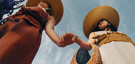 L’OCCITANE –  ŽENSKI S KLOBUKOM SE DRŽITA ZA ROKE 