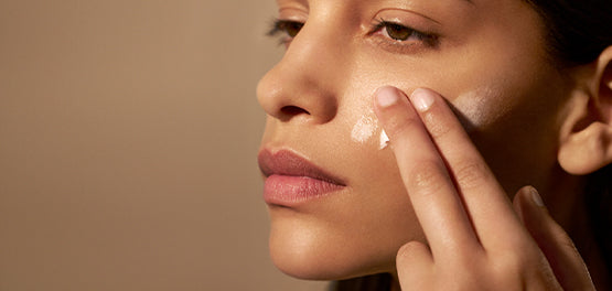 Ženska, ki si maže kremo pod oči - L’Occitane