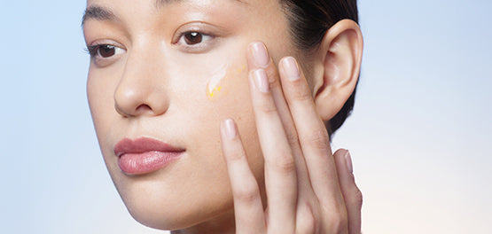 Ženska si nanaša serum na obraz - L'occitane