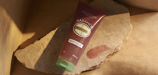 L'Occitanov Mandljev piling za telo - na leseni podlagi 