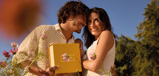 Moški in ženska z darilno škatlo iz  L’OCCITANA  