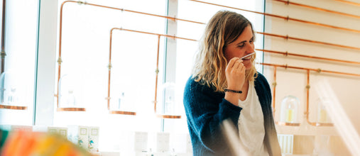 Ženska, ki voha tester dišave - L’Occitane.