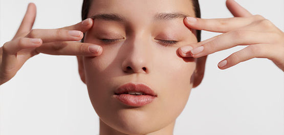 Pred nanosom kreme za kožo okrog oči izvedite masažni ritual – L’OCCITANE 