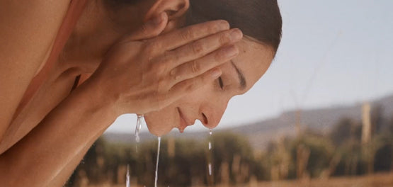 Roke, ki so zajele vodo – čiščenje obraza pred nanosom izdelkov L'Occitane  