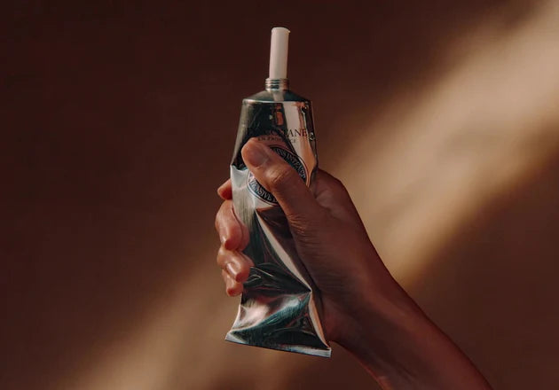 Čvrsta tekstura L'Occitanove Kreme za roke za suho kožo s karitejevim maslom 