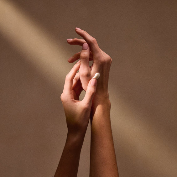 Tekstura L'Occitanove kreme za roke za suho kožo s karitejevim maslom 