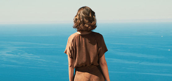 Ženska na morju – negovani lasje z izdelki L'Occitane 