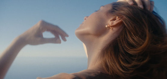 Ženska na morju – sijoči lasje, negovani z izdelki L'Occitane 