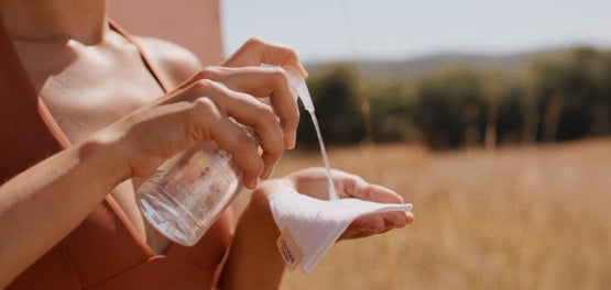 Ženska si na čistilno bombažno krpico nanaša L'Occitane tonik za čiščenje obraza 