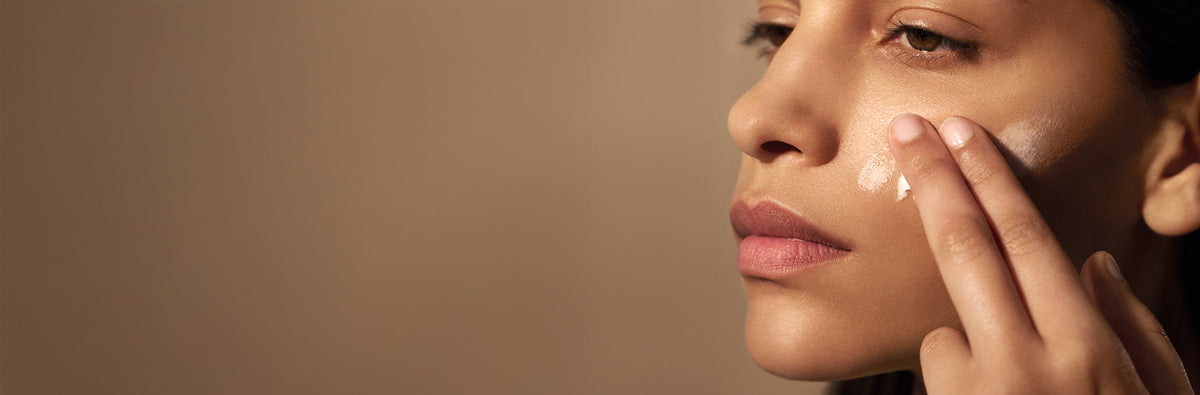 Ženska si na obraz nanaša L’Occitane kremo 