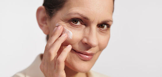 Ženska si na obraz nanaša L’Occitanovo kremo za obraz