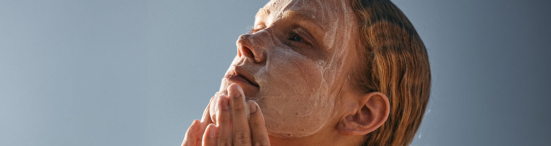 Ženska z L’OCCITANE odstranjevalcem make-upa 