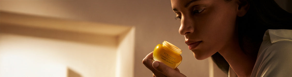 Ženska z lepo kožo in Božansko kremo za obraz Immortelle Reset L’Occitane 

