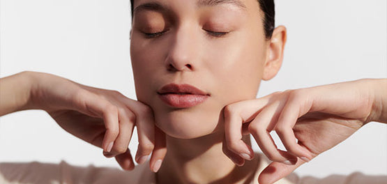 Ženski obraz z nežnim make-upom – L’OCCITANE 