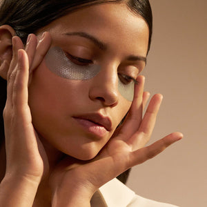 Ženska z žlahtnimi obliži za kožo pod očmi znamke L'Occitane