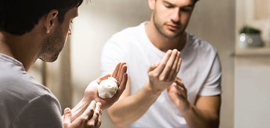 Moški si na roke nanaša L0Occitane peno za britje 