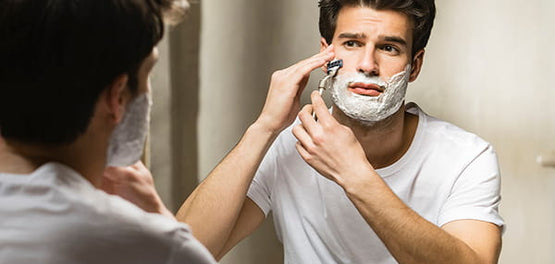 Moški se brije z L'Occitane peno za britje 