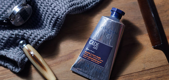 Balzam za britje na leseni mizi