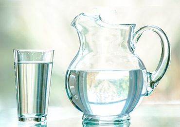 Vrč in kozarec z vodo