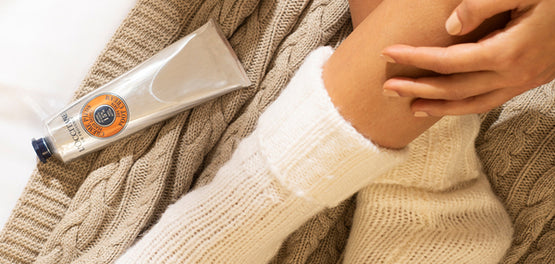 Nanašanje L'Occitane Karitejeve kreme za stopala 