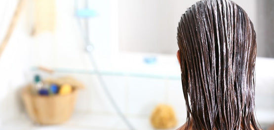 Ženska z masko na laseh