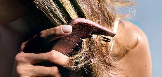 Ženska, ki si češe konice 