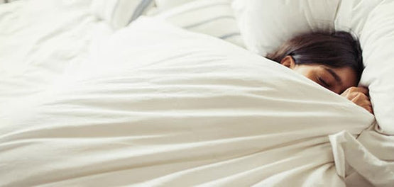 Ženska pokrita z belo odejo