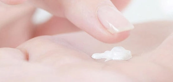 Nanašanje L'Occitane kreme na dlan 