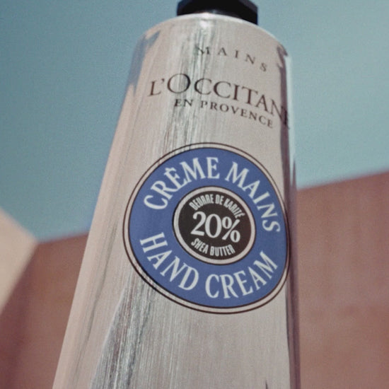 Roki, ki si podajata Karitejevo kremoza roke za suho kožo L’Occitane 