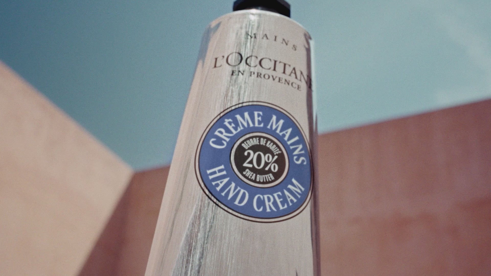 Roki, ki si podajata Karitejevo kremoza roke za suho kožo L’Occitane 