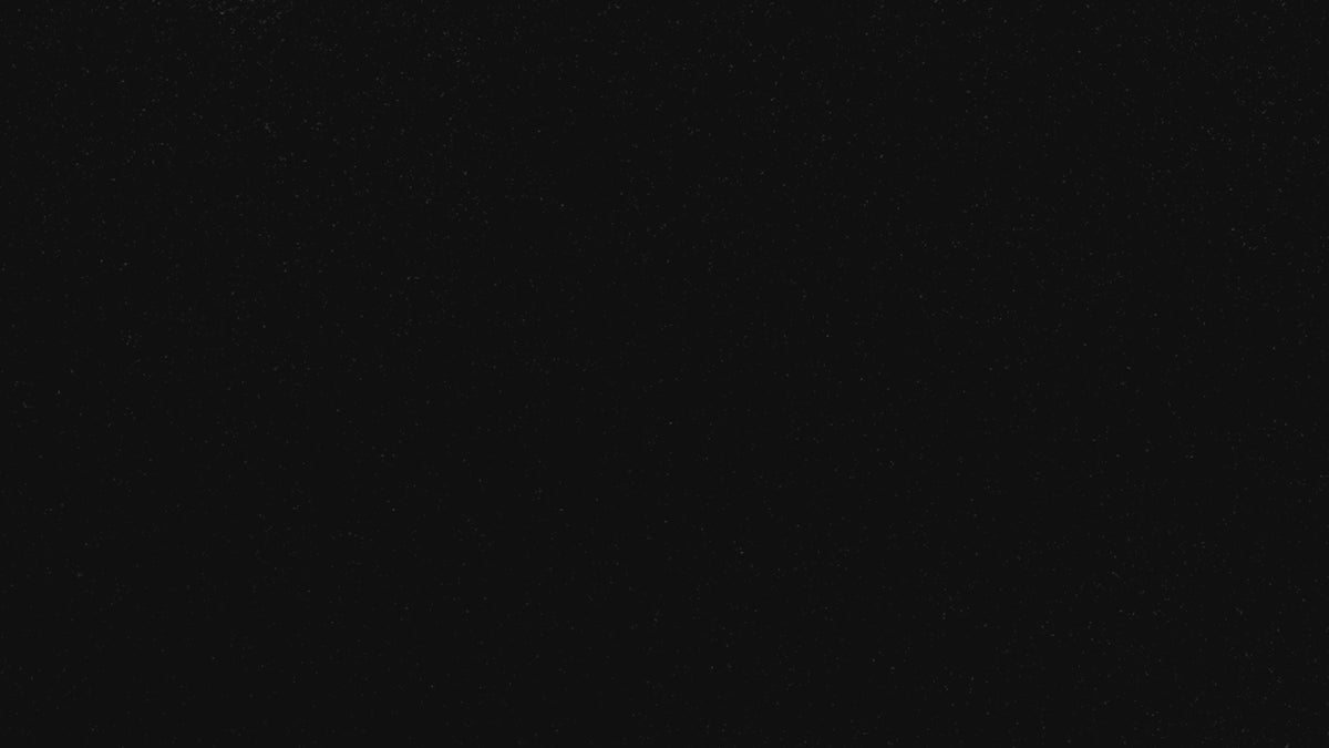 Hana Katoba med tem ko ustvarja vizuale za L’Occitane kolekcijo Flora Orchestra.